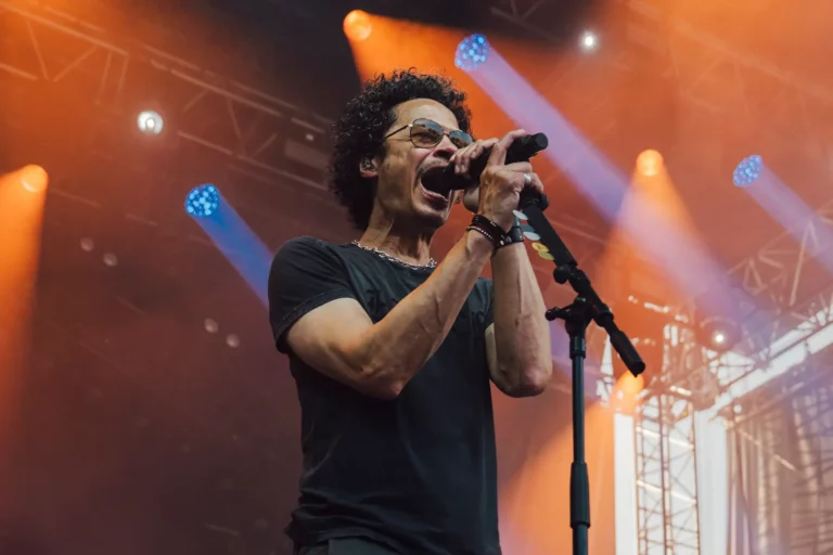 Chanteur en plein concert sous éclairages de scène à Montauban