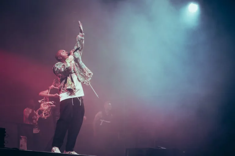 Artiste de rap en concert au festival Montauban en Scènes, photo événementielle professionnelle