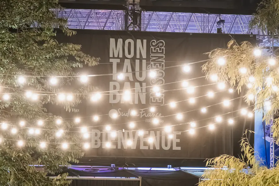 Scène du festival Montauban en Scènes illuminée en soirée à Montauban