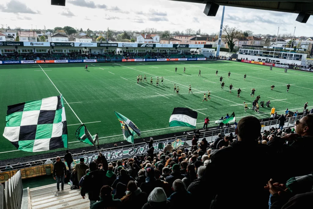 Vue d’ensemble d’un stade et du public lors d’un match, Montauban tarn-et-garonne