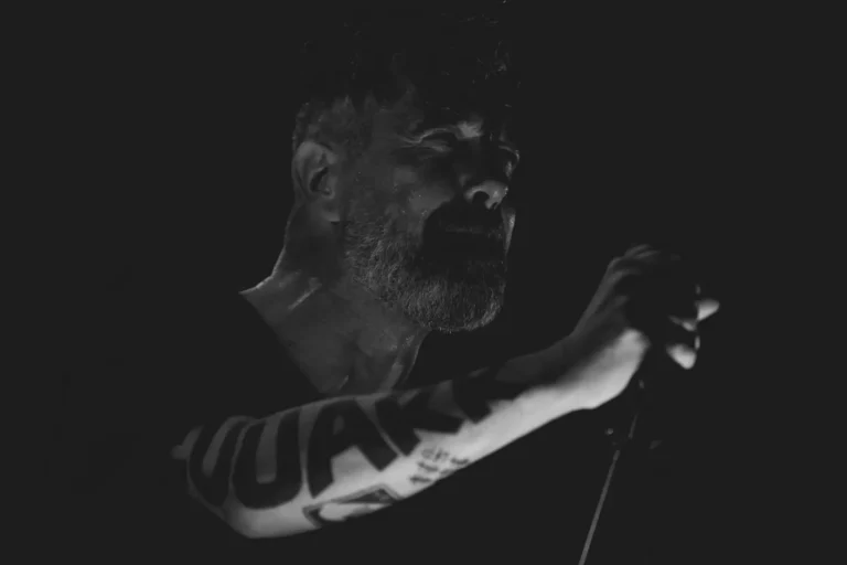 Portrait noir et blanc d’un artiste en concert – photographe de concert à Montauban et en Occitanie