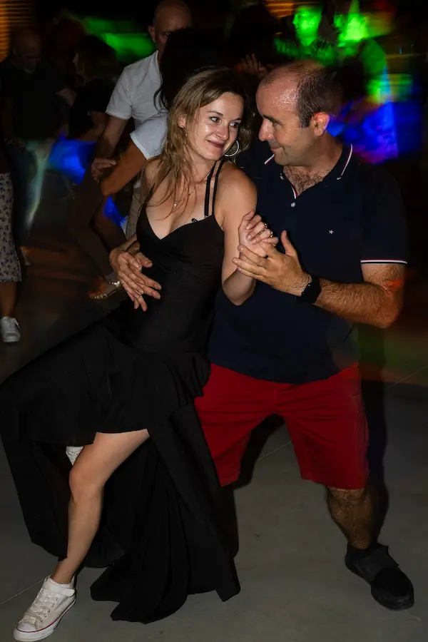 Couple dansant la bachata lors d’une soirée à Montauban