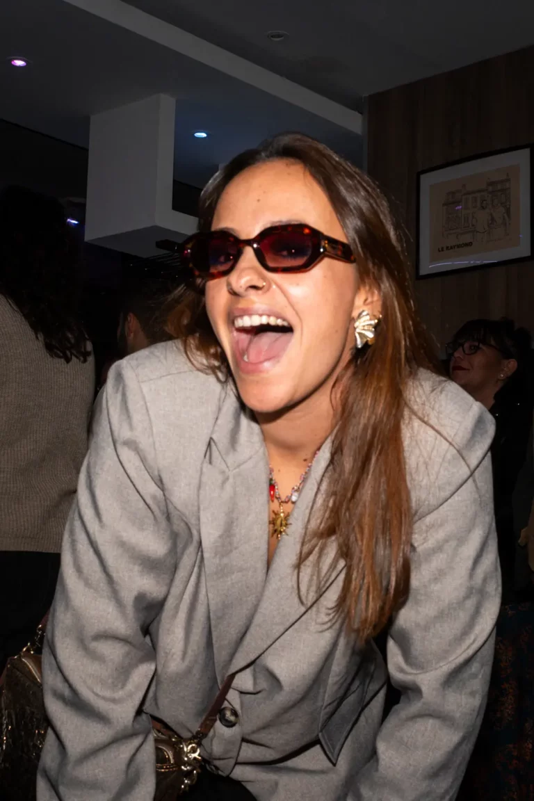 Ambiance de soirée dans un bar à Montauban lors d’un événement festif
