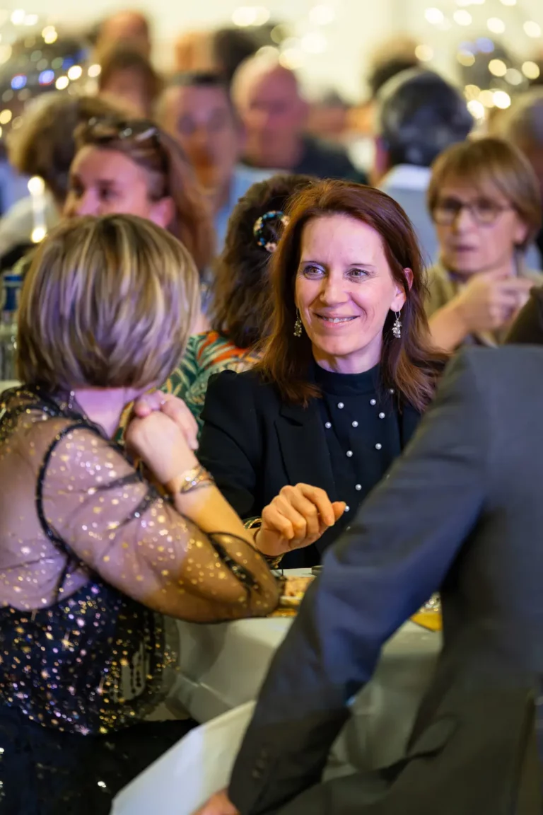 Invités échangeant lors d’une soirée professionnelle photographiée en événementiel