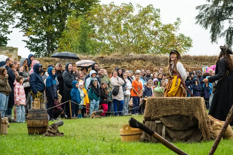 Spectacle médiéval devant le public lors d’un événement culturel en Tarn-et-Garonne