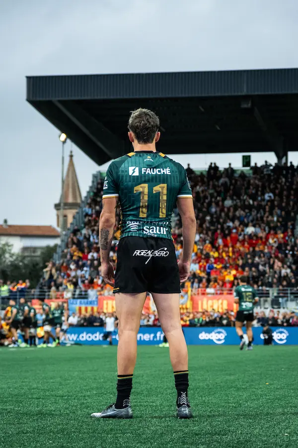 Joueur de l’USM Montauban sur le terrain devant les supporters