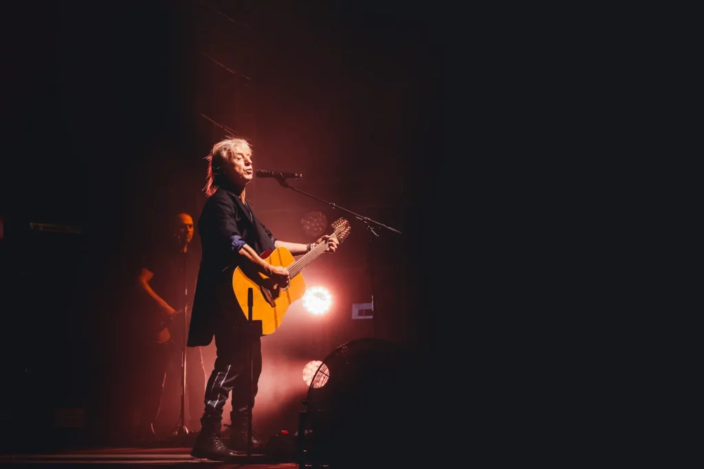 Artiste jouant de la guitare sur scène lors d’un concert à Montauban en Scène 2025