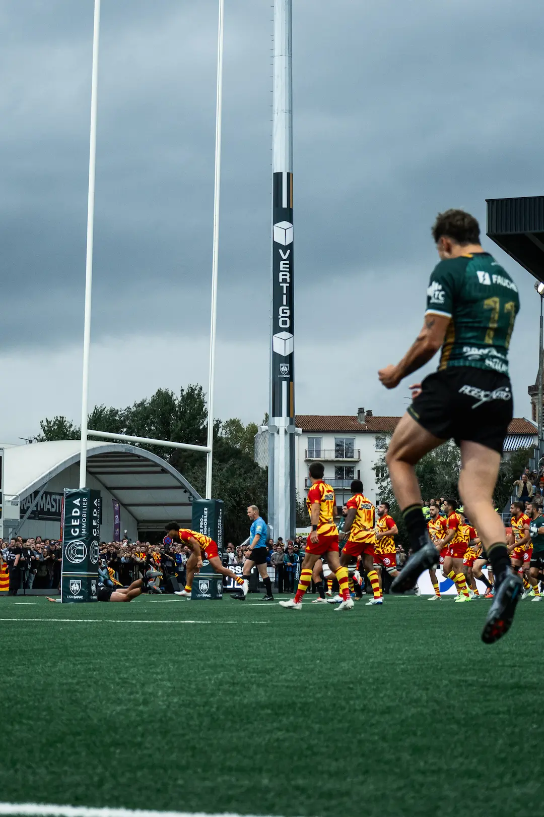 Action de jeu décisive lors d’un match de rugby sur le terrain