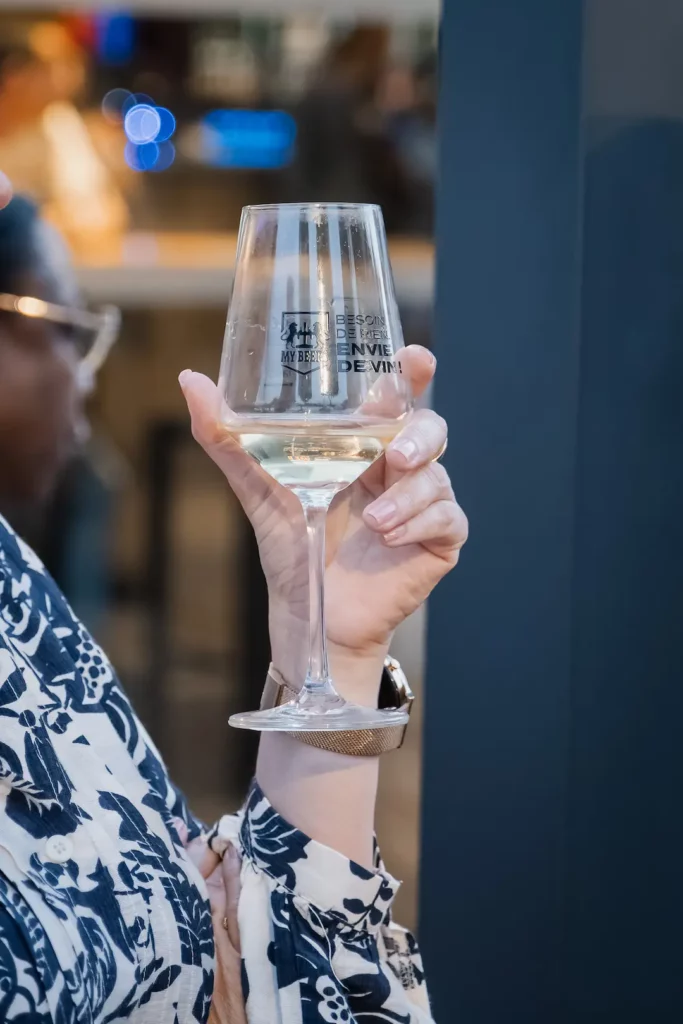 Verre de vin tenu en main lors d’un événement afterwork