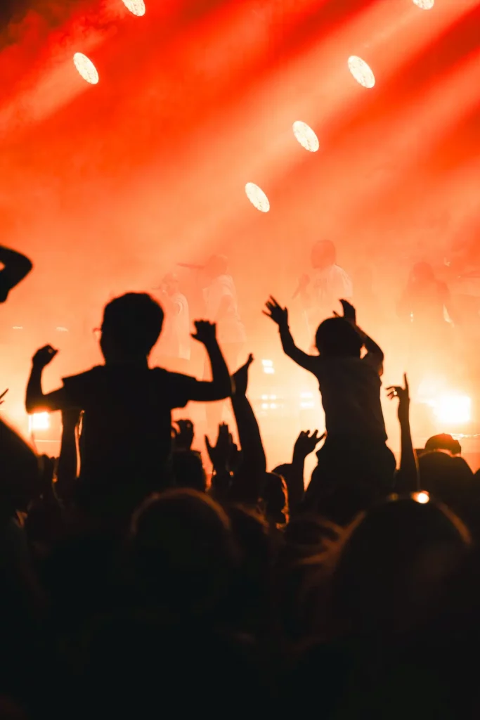 Silhouettes du public en contre-jour lors d’un concert en festival