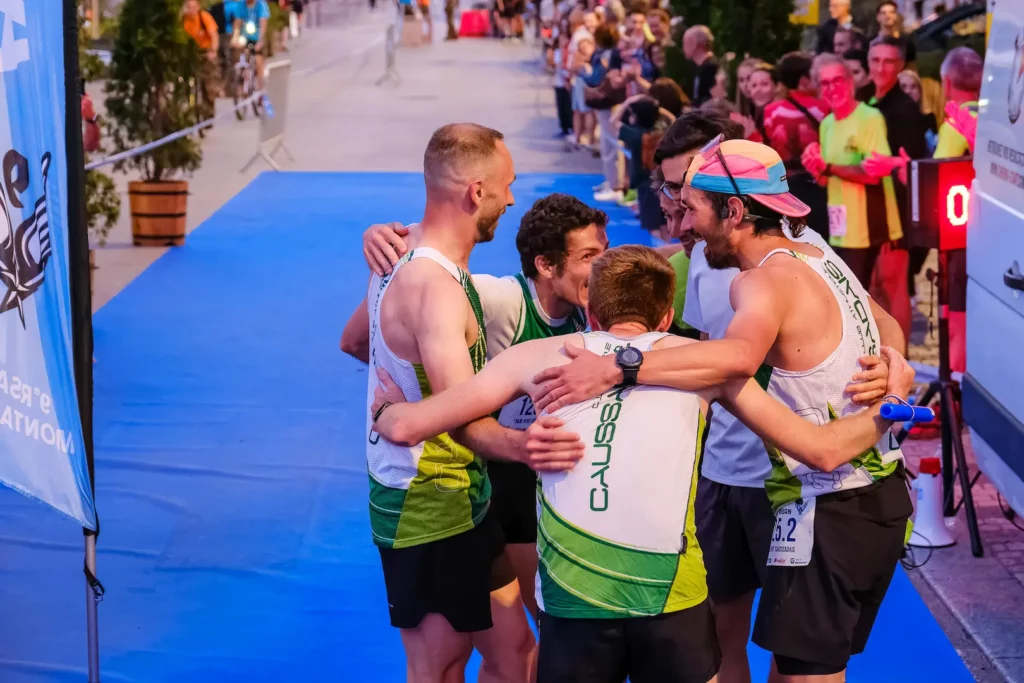 Coureurs célébrant leur arrivée lors d’une course à pied