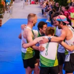 Coureurs célébrant leur arrivée lors d’une course à pied