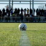 Ballon de football posé au centre du terrain avant le match à Montauban