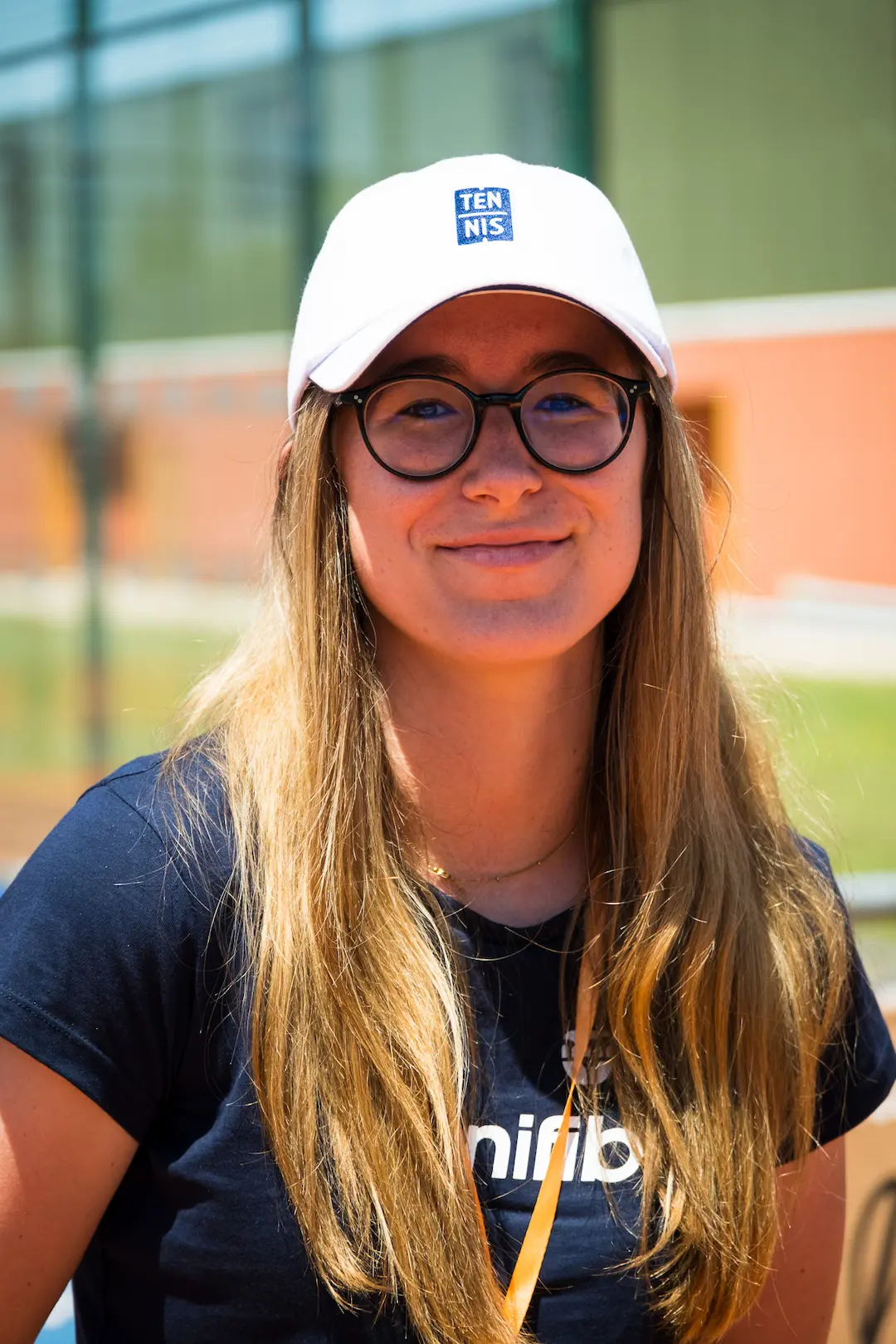 Bénévole lors d’un événement sportif, photographiée en portrait naturel