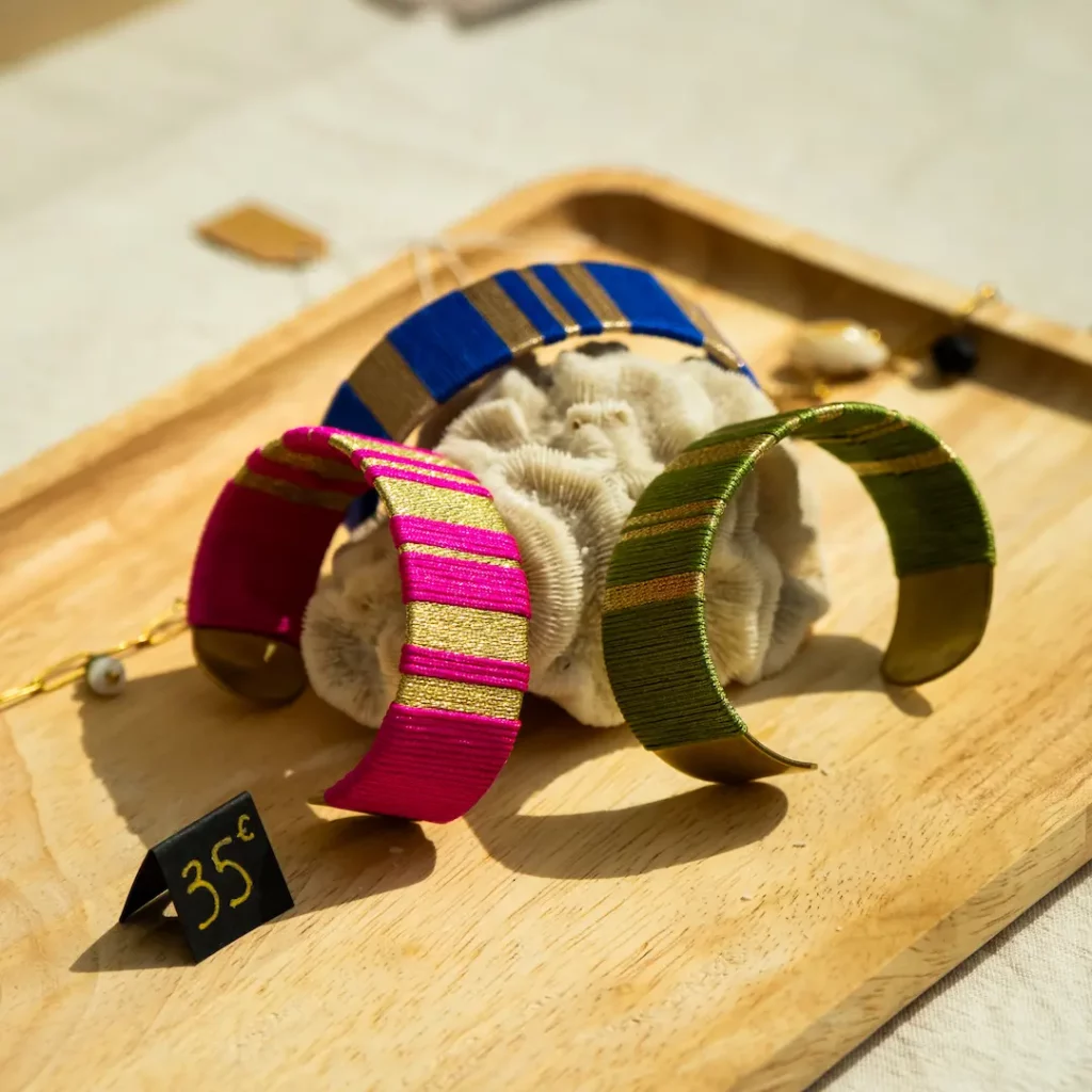 Bijoux artisanaux exposés sur un stand lors d’un marché de créateurs