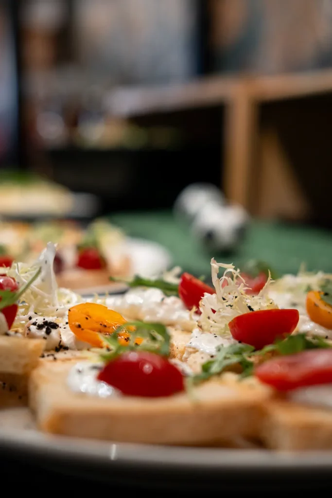 Détail de plats servis lors d’un brunch événementiel dans un cadre convivial