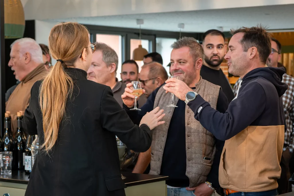 Participants échangeant autour d’un verre lors d’un brunch professionnel