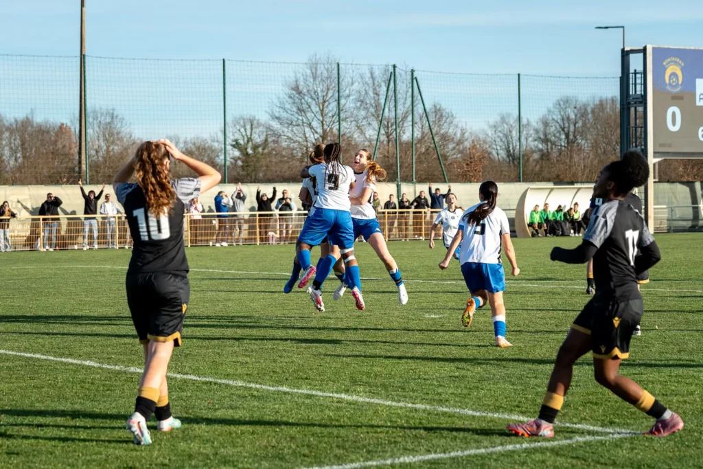Célébration d’un but en football féminin à Montauban