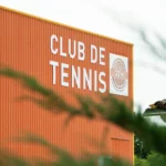 Façade du club de tennis de Montauban lors d’un événement sportif