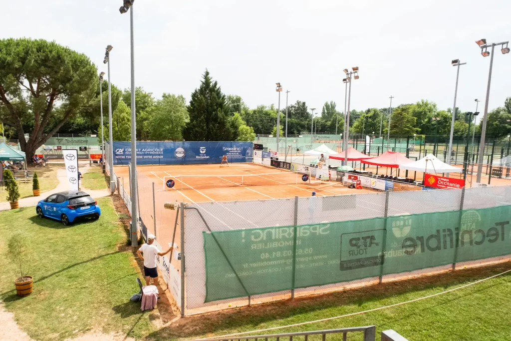 Vue aérienne des courts de tennis du complexe de Montauban