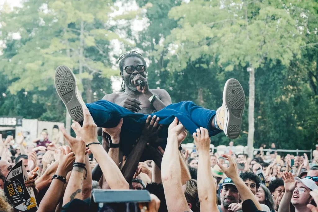 Artiste porté par le public lors d’un concert en festival