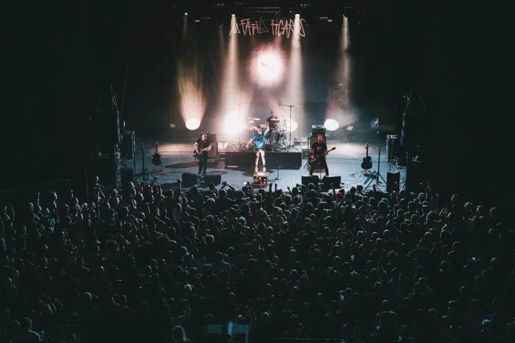 concert des Fatals Picards sur scène devant le public