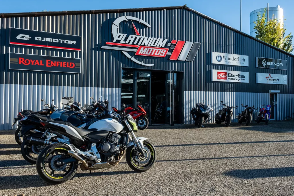 Façade extérieure de la concession Platinium Motos à Montauban