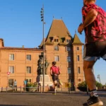 Coureurs photographiés en contre-plongée lors d’une course à pied