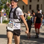 Coureur en plein effort à l’arrivée de la Course du Muguet 2025 à Montauban
