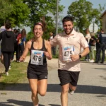 coureurs souriants à la course du muguet Montauban 2025 dans un parc
