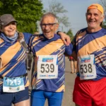 Groupe de coureurs seniors souriants après la Course du Muguet 2025 à Montauban
