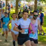 Coureurs sur un chemin ombragé pendant la Course du Muguet 2025
