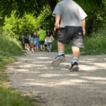 Enfant marchant sur le parcours de la Course du Muguet 2025 à Montauban