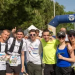 Groupe de coureurs franchissant l’arrivée de la Course du Muguet 2025