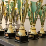 Trophées de la Course du Muguet 2025 alignés avant la remise des prix à Montauban