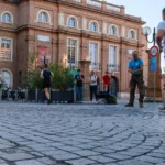 Coureurs traversant le centre historique de Montauban lors d’une course