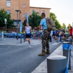 Coureur franchissant une zone d’arrivée lors de l’Ekiden de Montauban 2025