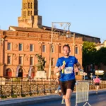 Coureur traversant un pont lors de l’Ekiden de Montauban 2025