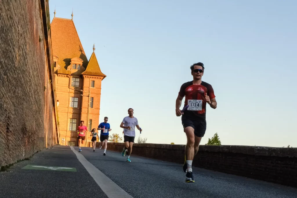 Coureurs longeant les remparts pendant l’Ekiden de Montauban 2025