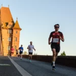 Coureurs longeant les remparts pendant l’Ekiden de Montauban 2025