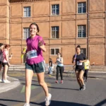 Course souriante durant l'Ekiden de Montauban 2025