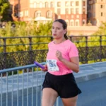 Coureuse en action pendant un relais de l’Ekiden de Montauban 2025