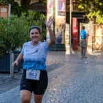 Coureuse souriante pendant l’Ekiden de Montauban 2025