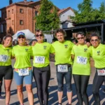 Équipe de coureurs posant ensemble avant l’Ekiden de Montauban 2025