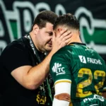 Joueur de rugby ému après la fin du match à Montauban