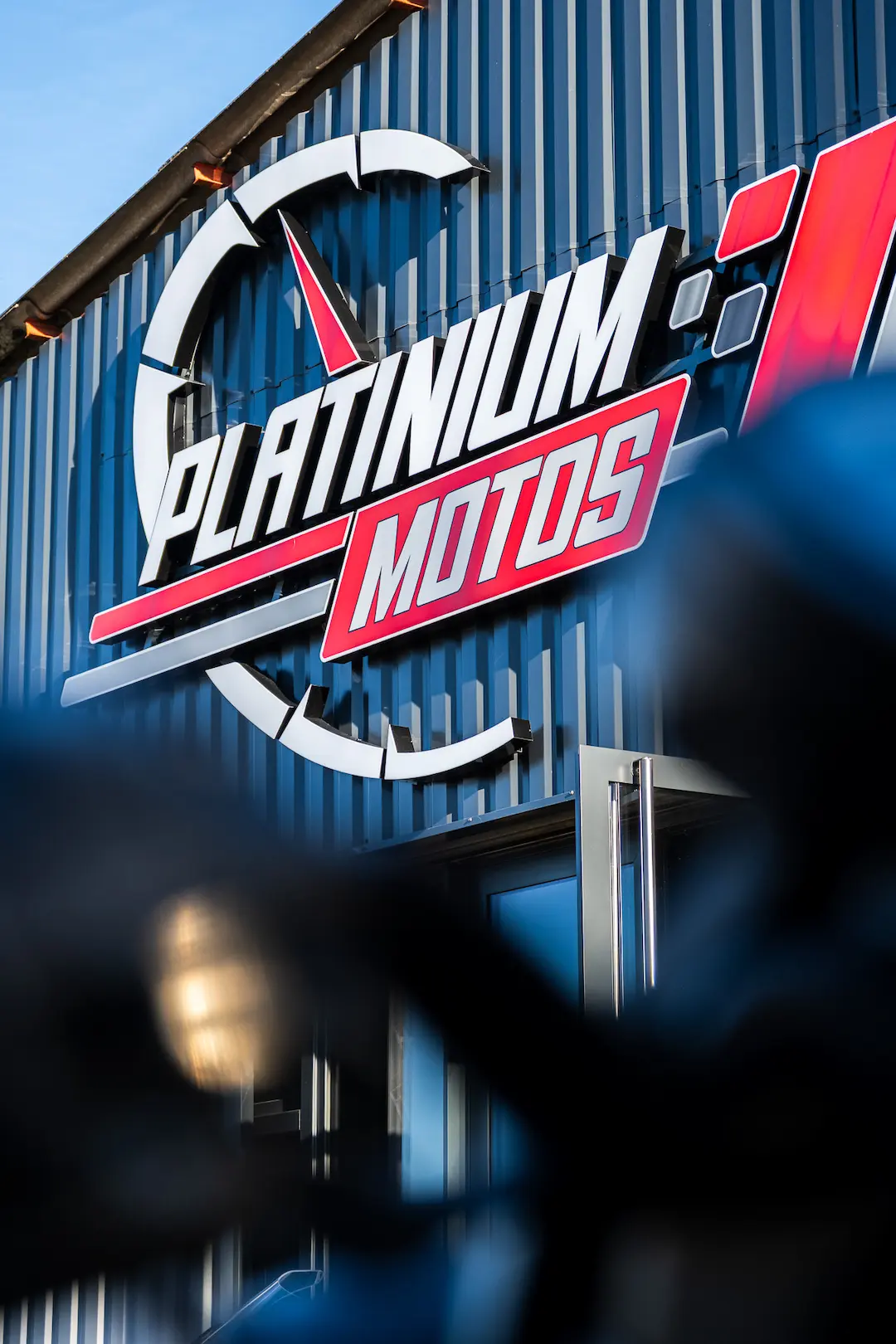Enseigne Platinium Motos photographiée en extérieur à Montauban