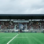 Entrée des équipes de rugby sur le terrain de Sapiac avec drapeaux