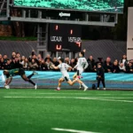 Joueur marquant un essai sous les encouragements du public