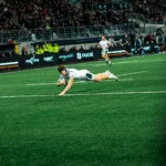 Joueur de l’US Montauban inscrivant un essai en plongeant au stade de Sapiac