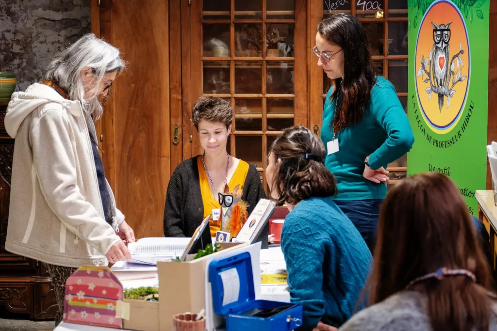 Participants échangeant autour d’un stand lors d’un événement associatif à Montauban